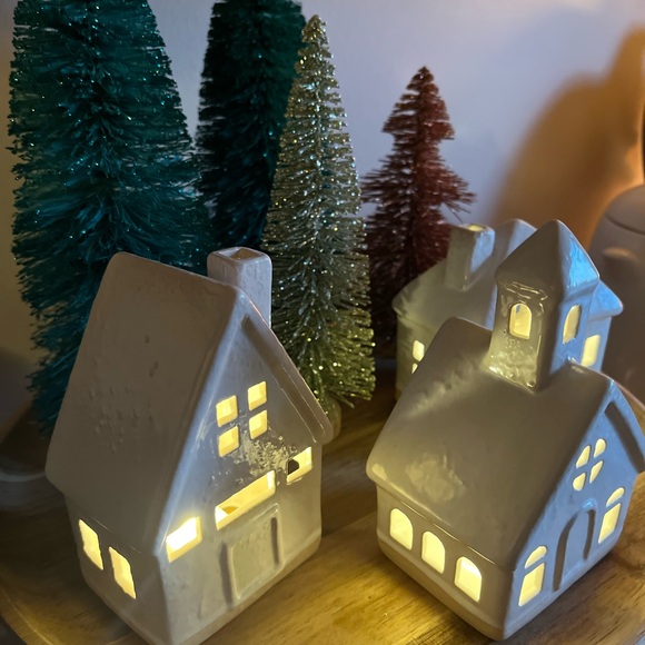 3 Piece Lit House Decor Wondershop Ceramic Decorative Christmas Village Set - Picture 3 of 7